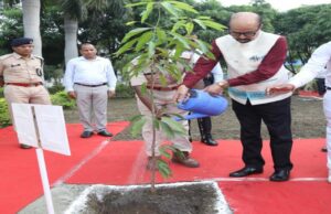राज्यपाल ने कहा निचले स्तर की वास्तविकता से अवगत होने हितग्राहियों से अवश्य मिले और कमियों की जानकारी लें