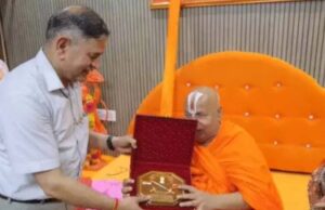 आर्मी चीफ ने रामभद्राचार्य से ली राम मंत्र की दीक्षा, दक्षिणा में जगद्गुरु ने मांग लिया POK
