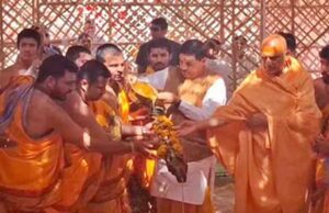 मुख्यमंत्री ने ‘एकात्म धाम’ पुस्तक का विमोचन भी किया और जूना पीठाधीश्वर स्वामी अवधेशानंदजी से आशीर्वाद प्राप्त किया