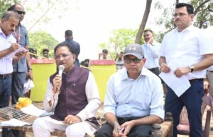 मुख्यमंत्री साय ने सक्ती में पेड़ के नीचे खाट पर बैठकर लगाई चौपाल, ग्रामीणों से किया संवाद