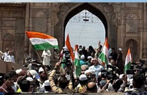 भोपाल में नमाज के बाद मस्जिद परिसर में मुस्लिम समुदाय के लोगों ने पाकिस्तान के खिलाफ जमकर गुस्सा जाहिर किया