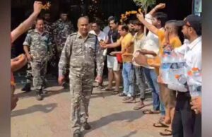 ढाबे पर भोजन करने पहुंचे सैनिक जैसे ही रवाना हुए, वहां मौजूद लोगों ने ‘भारत माता की जय’ के नारों के बीच फूल बरसाए