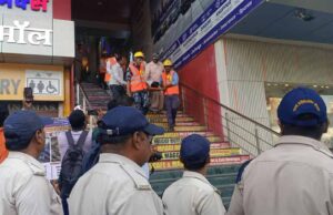 शहर के बीचों बीच स्थित समदड़िया माल में शाम करीब चार बजे एक के बाद एक दो बम गिरे, पांच घायल, आग लगी
