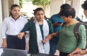 भोपाल लोकायुक्त की टीम ने बड़ी कार्रवाई करते हुए एक महिला पटवारी को 10 हजार रूपये रिश्वत लेते हुए रंगेहाथों पकड़ा