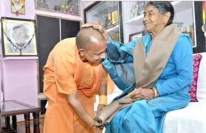 आज मदर्स डे: CM योगी ने पोस्ट किया मां के साथ तस्वीरों का वीडियो, यूं दी बधाई