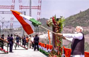 आज चिनाब रेलवे ब्रिज पर PM मोदी ने लहराया तिरंगा, फिर किया उद्घाटन कर J-K को दिया बड़ा तोफहा