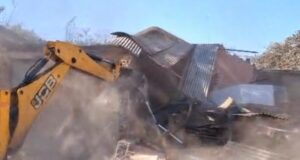 खंडवा में प्रशासन ने अतिक्रमण हटाने के लिए शुरू की बड़ी कार्रवाई, सिहाड़ा गांव में दरगाह पर चला बुलडोजर