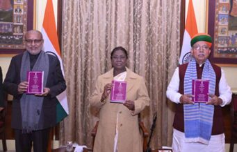 संविधान की नई पहचान: राष्ट्रपति द्रौपदी मुर्मू ने संथाली भाषा में किया संविधान का विमोचन