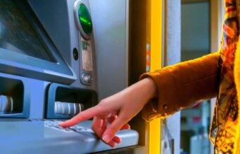 ATM से पैसे निकालने के नियम बदलने जा रहे हैं, 1 अप्रैल से होगी महंगी प्रक्रिया