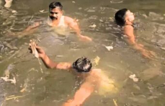 भूल भारी पड़ गई! पूजा सामग्री के साथ नहर में बह गए 2 लाख कैश, बाद में आया ध्यान
