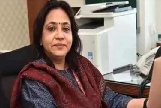 IAS ऋचा शर्मा जिम की लिफ्ट में फंसी, घुटन से तबीयत बिगड़ी, हुआ बड़ा हादसा