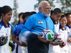 गोल के बाद पीएम मोदी ने खिलाड़ियों के साथ किया सेलिब्रेशन, फुटबॉल मैदान से खास तस्वीरें