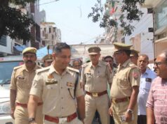 शास्त्रीनगर में तनाव: दुकानों को बचाने महिलाएं, पुलिस तैनात