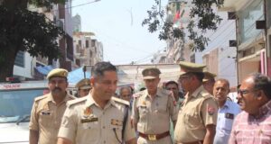 शास्त्रीनगर में तनाव: दुकानों को बचाने महिलाएं, पुलिस तैनात