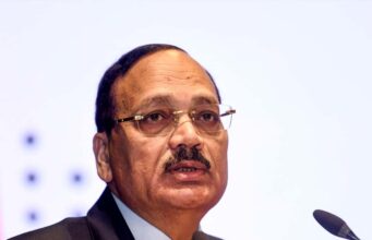 CJI सूर्यकांत ने सुप्रीम कोर्ट में पहली बार लिया मोबाइल, कौन था संदेश भेजने वाला?