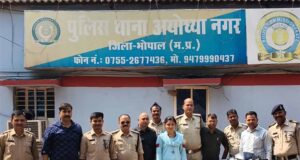 02 आरोपियों से 10 पेटी (90 लीटर) अग्रेजी शराब सहित कुल कीमती 01 लाख 70 हजार रूपये का मशरूका किया बरामद ।