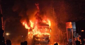 चलती बाराती बस में लगी भीषण आग, शुरुआती जांच में शॉर्ट सर्किट का अंदेशा