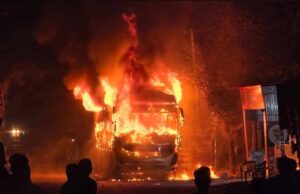 चलती बाराती बस में लगी भीषण आग, शुरुआती जांच में शॉर्ट सर्किट का अंदेशा