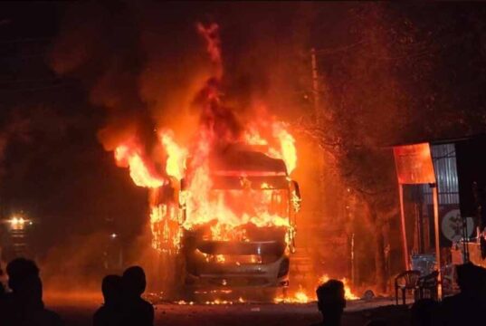चलती बाराती बस में लगी भीषण आग, शुरुआती जांच में शॉर्ट सर्किट का अंदेशा