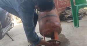 Vidisha में ग्राहक के साथ धोखा, LPG सिलिंडर से निकला पानी