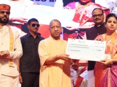 CM योगी से चेक पाकर भावुक हुए अनुदेशक, बोले- सरकार ने हमें सम्मान दिया