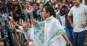 ममता की 3 घंटे की मौजूदगी और कार्यकर्ताओं का पहरा, टीएमसी के आरोप पर EC का जवाब