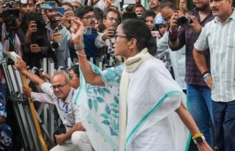 ममता की 3 घंटे की मौजूदगी और कार्यकर्ताओं का पहरा, टीएमसी के आरोप पर EC का जवाब