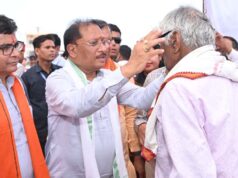 मुख्यमंत्री विष्णु देव साय ने हितग्राहियों को अपने हाथों से पहनाए नजर के चश्मे