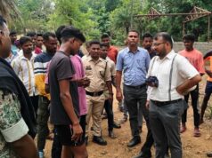 बाइक पर सवार होकर नक्सलियों के गढ़ रहे गांवों में पहुंचे कलेक्टर-सीईओ