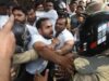 लखनऊ कचहरी में बवाल: बुलडोजर कार्रवाई के बीच वकीलों पर पुलिस का लाठीचार्ज