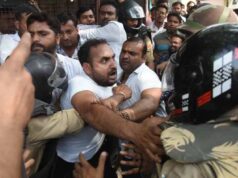 लखनऊ कचहरी में बवाल: बुलडोजर कार्रवाई के बीच वकीलों पर पुलिस का लाठीचार्ज