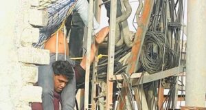 आरक्षक परशुराम रावत की बहादुरी, नशे में टॉवर पर चढ़े युवक को सकुशल नीचे लाए