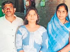 मेरिट सूची में शामिल बेटियों का कलेक्टर ने किया सम्मान