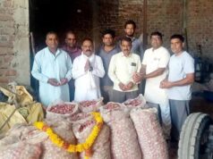 प्याज के गिरते दामों से नाराज किसान, बोरियों को दी श्रद्धांजलि