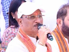 खाट में बैठकर ग्रामीणों से किया संवाद: सुनी समस्याएं, समाधान के दिए निर्देश