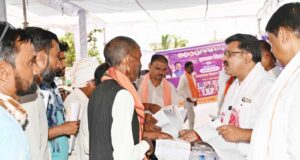 ग्रामवासियों के बीच पहुंचे उप मुख्यमंत्री श्री विजय शर्मा, मौके पर ही किया समस्याओं का समाधान