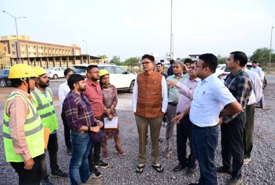 रेलवे ओवरब्रिज, आईटी बिल्डिंग, स्पोर्ट्स कॉम्प्लेक्स सहित कई परियोजनाओं की प्रगति का लिया जायजा