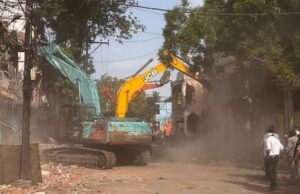 बड़ी कार्रवाई: इंदौर में 100 से अधिक अवैध निर्माणों पर चला बुलडोजर, सुरक्षा के कड़े इंतजाम