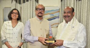 राज्यपाल रमेन डेका ने किया लोकसभा अध्यक्ष बिड़ला का आत्मीय स्वागत