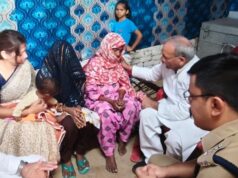 बागपत के हिलवाड़ी गांव पहुंचे जनप्रतिनिधि और अधिकारी, सौंपा 5 लाख रुपये का चेक