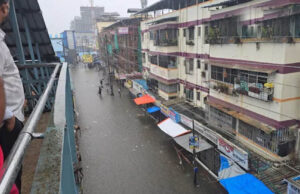 बारिश से बेहाल मुंबई, जलभराव के चलते रेलवे ट्रैक डूबे और अंधेरी सबवे बंद