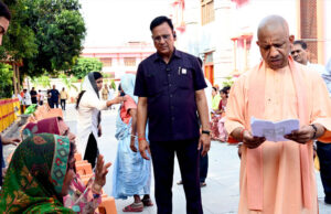 जनता दर्शन में 200 लोगों की समस्याएं सुनीं सीएम योगी आदित्यनाथ ने