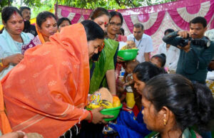 नवविकास की राह पर बस्तर, जगरगुंडा पहुंचकर पहली महिला मंत्री बनीं लक्ष्मी राजवाड़े