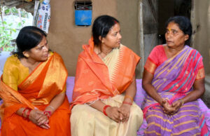 शहीद ASI रामू राम नाग को मंत्री लक्ष्मी राजवाड़े ने दी श्रद्धांजलि, परिजनों से मिलकर बंधाया ढांढस