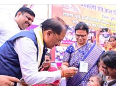 मुख्यमंत्री ने हेलमेट पहनकर दिया सड़क सुरक्षा का संदेश, ‘उन्नयन’ पुस्तिका का किया विमोचन