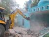 कब्रिस्तान भूमि पर कब्जे का मामला, प्रशासन ने ध्वस्त की मस्जिद