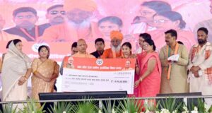 सीएम ने अनेक लाभार्थियों को दिया स्वीकृति पत्र, चेक, चाबी, नियुक्ति पत्र