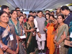 मुख्यमंत्री डॉ. यादव ने कुकरू के सुप्रसिद्ध मावा का लिया स्वाद