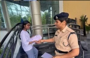 इंदौर में NEET अभ्यर्थियों की सख्त चेकिंग, क्लचर से लेकर कानों की बाली तक हटवाई गई