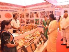 राष्ट्रपति ने प्रदर्शनी स्टॉल में प्रदर्शित उत्पादों का किया अवलोकन